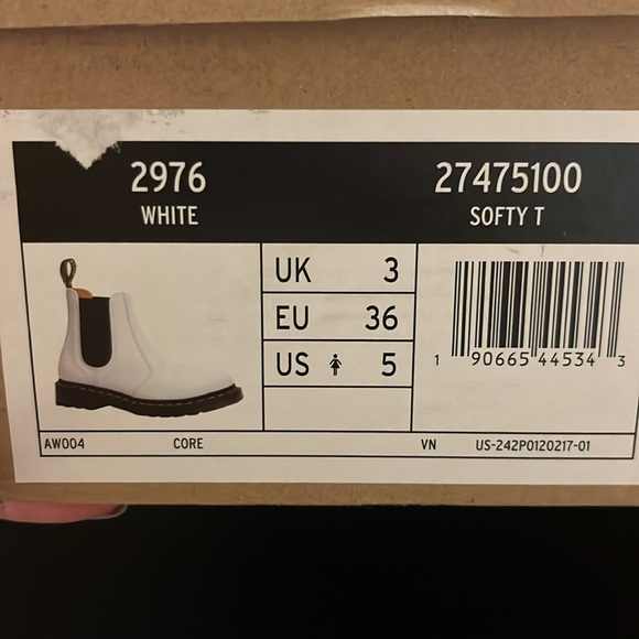 Dr. Martens 2976 Chelsea Boot - Women's - authentic all NWT 🤍 - Picture 9 of 9